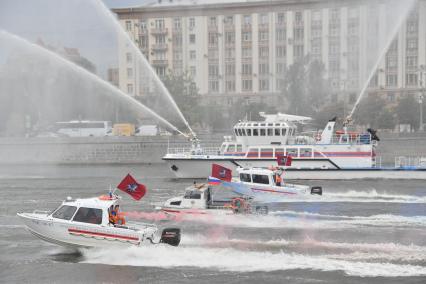 Москва. Показательные выступления пожарных катеров МЧС в рамках III Международного пожарно-спасательного конгресса на территории Парка Горького.