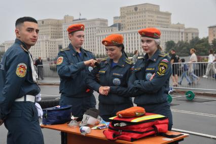 Москва. Сотрудники МЧС во время III Международного пожарно-спасательного конгресса на территории Парка Горького.