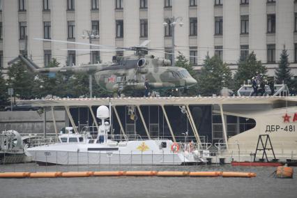 Москва. Вертолет Ми-8 во время III Международного пожарно-спасательного конгресса.