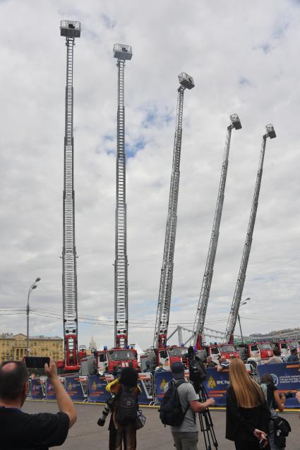 Москва. `Вальс автолестниц`, показанный в рамках III Международного пожарно-спасательного конгресса на территории Парка Горького