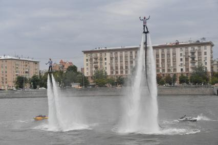 Москва. Флайбордисты во время III Международного пожарно-спасательного конгресса на территории Парка Горького.