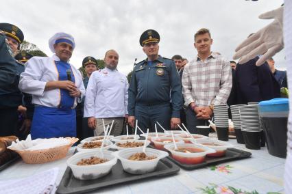 Москва. Министр РФ по делам гражданской обороны, чрезвычайным ситуациям и ликвидации последствий стихийных бедствий (МЧС) Александр Куренков (второй справа) и ресторатор, телеведущий Александр Белькович (справа) на III Международном пожарно-спасательном конгрессе на территории Парка Горького.