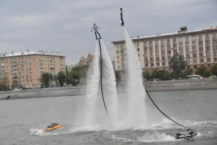 Москва. Флайбордисты во время III Международного пожарно-спасательного конгресса на территории Парка Горького.