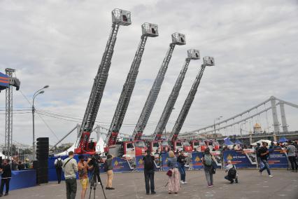 Москва. `Вальс автолестниц`, показанный в рамках III Международного пожарно-спасательного конгресса на территории Парка Горького