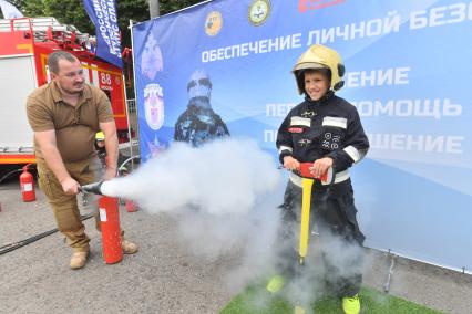 Москва. Мальчик во время III Международного пожарно-спасательного конгресса на территории Парка Горького.