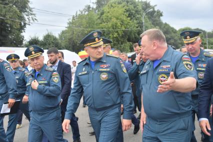 Москва. Первый заместитель министра РФ по делам гражданской обороны, чрезвычайным ситуациям и ликвидации последствий стихийных бедствий Александр Чуприян и министр РФ по делам гражданской обороны, чрезвычайным ситуациям и ликвидации последствий стихийных бедствий (МЧС) Александр Куренков (слева направо) на III Международном пожарно-спасательном конгрессе на территории Парка Горького.