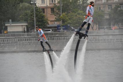 Москва. Флайбордисты во время III Международного пожарно-спасательного конгресса на территории Парка Горького.