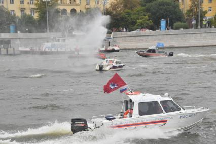 Москва. Показательные выступления пожарных катеров МЧС в рамках III Международного пожарно-спасательного конгресса на территории Парка Горького.