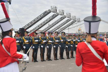 Москва. `Вальс автолестниц`, показанный в рамках III Международного пожарно-спасательного конгресса на территории Парка Горького