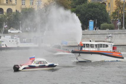 Москва. Показательные выступления пожарных катеров МЧС в рамках III Международного пожарно-спасательного конгресса на территории Парка Горького.