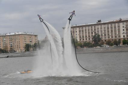 Москва. Флайбордисты во время III Международного пожарно-спасательного конгресса на территории Парка Горького.