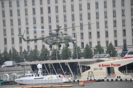 Москва. Вертолет Ми-8 во время III Международного пожарно-спасательного конгресса.