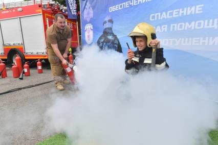 Москва. Мальчик во время III Международного пожарно-спасательного конгресса на территории Парка Горького.