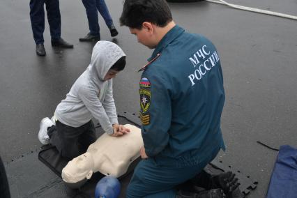 Москва. Обучение детей оказывать первую медицинскую помощь во время III Международного пожарно-спасательного конгресса на территории Парка Горького.