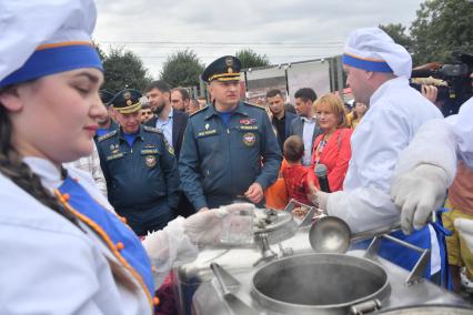 Москва. Министр РФ по делам гражданской обороны, чрезвычайным ситуациям и ликвидации последствий стихийных бедствий (МЧС) Александр Куренков (в центре) и участники соревнования `Кулинарный поединок МЧС` на III Международном пожарно-спасательном конгрессе на территории Парка Горького.