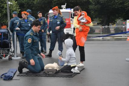 Москва. Обучение детей оказывать первую медицинскую помощь во время III Международного пожарно-спасательного конгресса на территории Парка Горького.