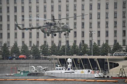 Москва. Вертолет Ми-8 во время III Международного пожарно-спасательного конгресса.