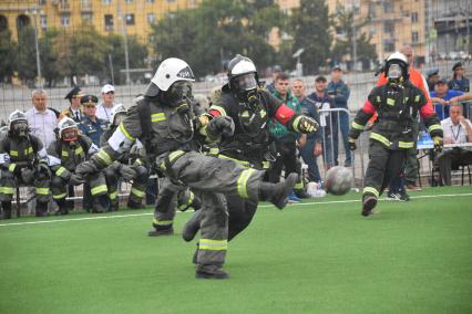 Москва. Участники во время финала соревнований по пожарному футболу в рамках III Международного пожарно-спасательного конгресса на территории Парка Горького.