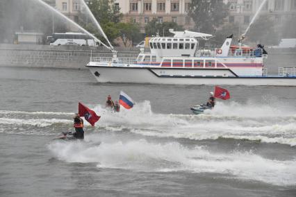 Москва. Показательные выступления пожарных катеров МЧС в рамках III Международного пожарно-спасательного конгресса на территории Парка Горького.