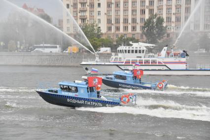 Москва. Показательные выступления пожарных катеров МЧС в рамках III Международного пожарно-спасательного конгресса на территории Парка Горького.