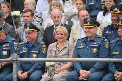 Москва. Первый заместитель министра РФ по делам гражданской обороны, чрезвычайным ситуациям и ликвидации последствий стихийных бедствий Александр Чуприян (слева) и министр РФ по делам гражданской обороны, чрезвычайным ситуациям и ликвидации последствий стихийных бедствий (МЧС) Александр Куренков (второй справа) на III Международном пожарно-спасательном конгрессе на территории Парка Горького.