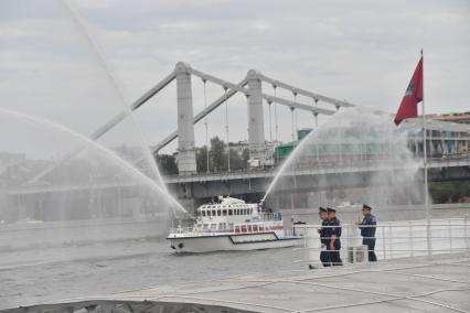 Москва. Показательные выступления пожарных катеров МЧС в рамках III Международного пожарно-спасательного конгресса на территории Парка Горького.