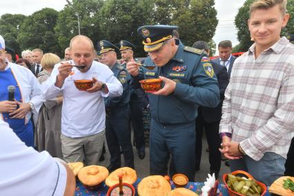 Москва. Министр РФ по делам гражданской обороны, чрезвычайным ситуациям и ликвидации последствий стихийных бедствий (МЧС) Александр Куренков (второй справа) и ресторатор и телеведущий Александр Белькович (справа) на III Международном пожарно-спасательном конгрессе на территории Парка Горького.