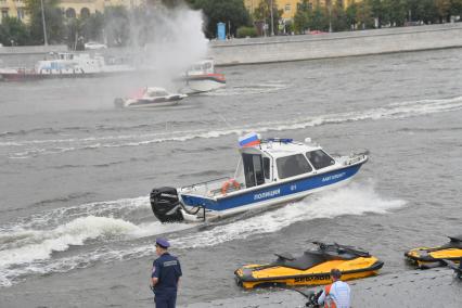 Москва. Показательные выступления пожарных катеров МЧС в рамках III Международного пожарно-спасательного конгресса на территории Парка Горького.