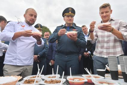 Москва. Министр РФ по делам гражданской обороны, чрезвычайным ситуациям и ликвидации последствий стихийных бедствий (МЧС) Александр Куренков (в центре) и ресторатор, телеведущий Александр Белькович (справа) на III Международном пожарно-спасательном конгрессе на территории Парка Горького.