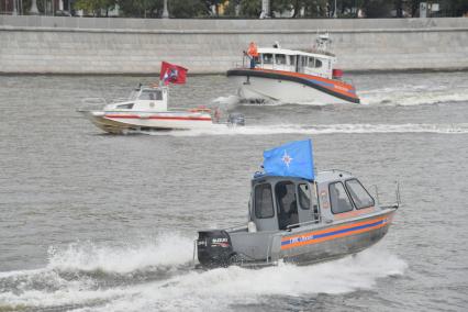 Москва. Показательные выступления пожарных катеров МЧС в рамках III Международного пожарно-спасательного конгресса на территории Парка Горького.