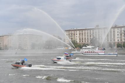 Москва. Показательные выступления пожарных катеров МЧС в рамках III Международного пожарно-спасательного конгресса на территории Парка Горького.