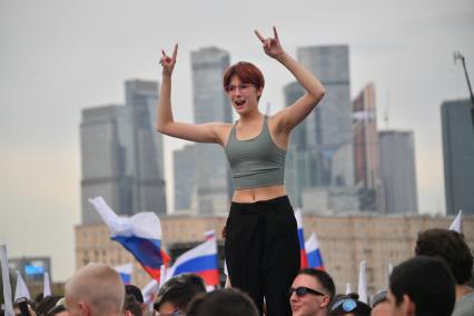 Москва. Люди во время праздничного концерта, посвященного Дню Государственного флага России, на Поклонной горе.