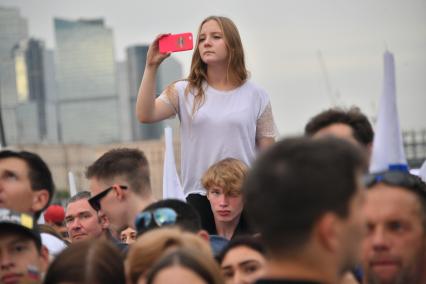 Москва. Люди во время праздничного концерта, посвященного Дню Государственного флага России, на Поклонной горе.