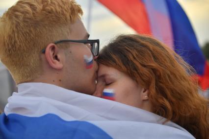 Москва. Влюбленные во время праздничного концерта, посвященного Дню Государственного флага России, на Поклонной горе.