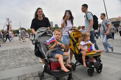 Москва. Люди перед началом праздничного концерта, посвященного Дню Государственного флага России, на Поклонной горе.