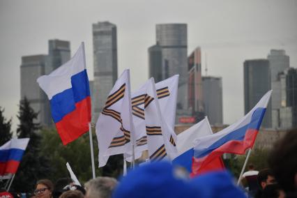 Москва. Праздничный концерт, посвященный Дню Государственного флага России, на Поклонной горе.