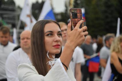 Москва. Люди во время праздничного концерта, посвященного Дню Государственного флага России, на Поклонной горе.