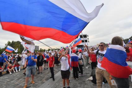 Москва. Люди во время праздничного концерта, посвященного Дню Государственного флага России, на Поклонной горе.