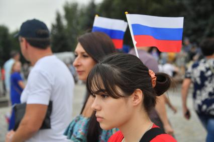 Москва. Люди во время праздничного концерта, посвященного Дню Государственного флага России, на Поклонной горе.