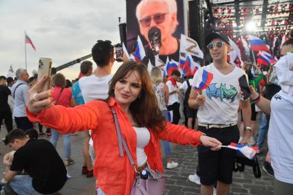 Москва. Люди во время праздничного концерта, посвященного Дню Государственного флага России, на Поклонной горе.