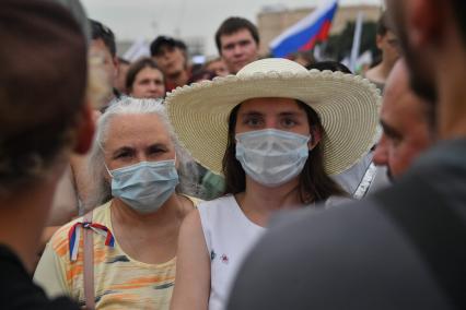 Москва. Люди во время праздничного концерта, посвященного Дню Государственного флага России, на Поклонной горе.