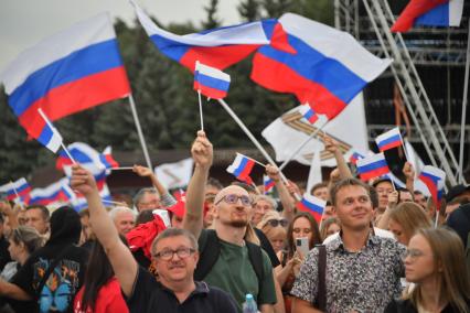 Москва. Люди во время праздничного концерта, посвященного Дню Государственного флага России, на Поклонной горе.