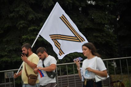 Москва. Люди перед началом праздничного концерта, посвященного Дню Государственного флага России, на Поклонной горе.