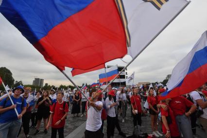 Москва. Люди во время праздничного концерта, посвященного Дню Государственного флага России, на Поклонной горе.