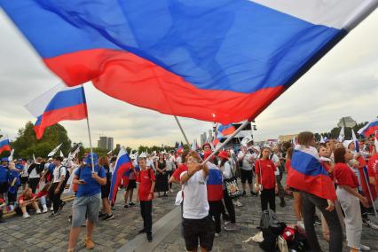 Москва. Люди во время праздничного концерта, посвященного Дню Государственного флага России, на Поклонной горе.