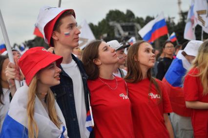 Москва. Люди во время праздничного концерта, посвященного Дню Государственного флага России, на Поклонной горе.