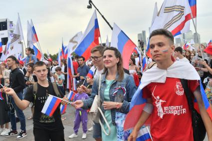 Москва. Люди во время праздничного концерта, посвященного Дню Государственного флага России, на Поклонной горе.