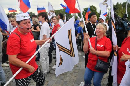 Москва. Люди во время праздничного концерта, посвященного Дню Государственного флага России, на Поклонной горе.