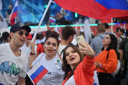 Москва. Люди во время праздничного концерта, посвященного Дню Государственного флага России, на Поклонной горе.