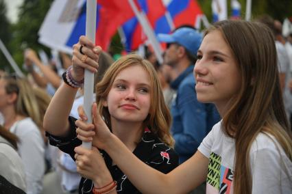 Москва. Люди во время праздничного концерта, посвященного Дню Государственного флага России, на Поклонной горе.